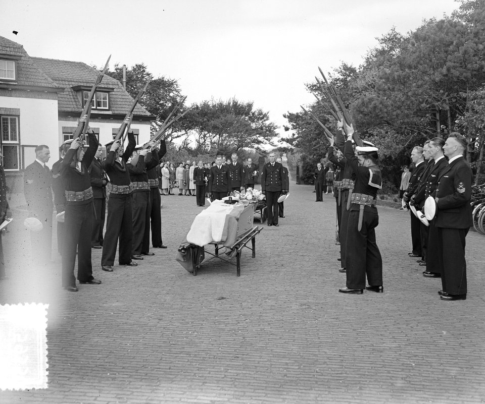 Marvo begrafenis sergeant torpedomaker W. Tamboer Den Helder, Bestanddeelnr 905-9350