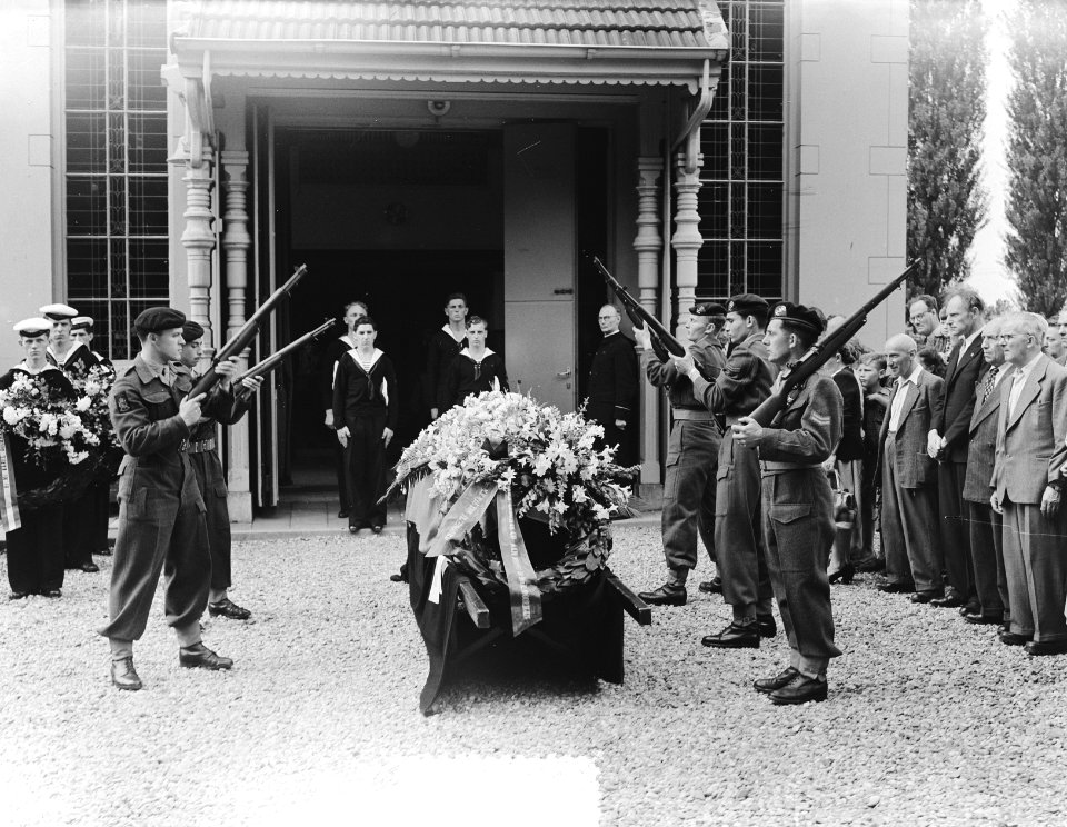 Marvo begrafenis matroos 1e kl. J. W. Stark begraafplaats Vredenhof, Bestanddeelnr 905-8142
