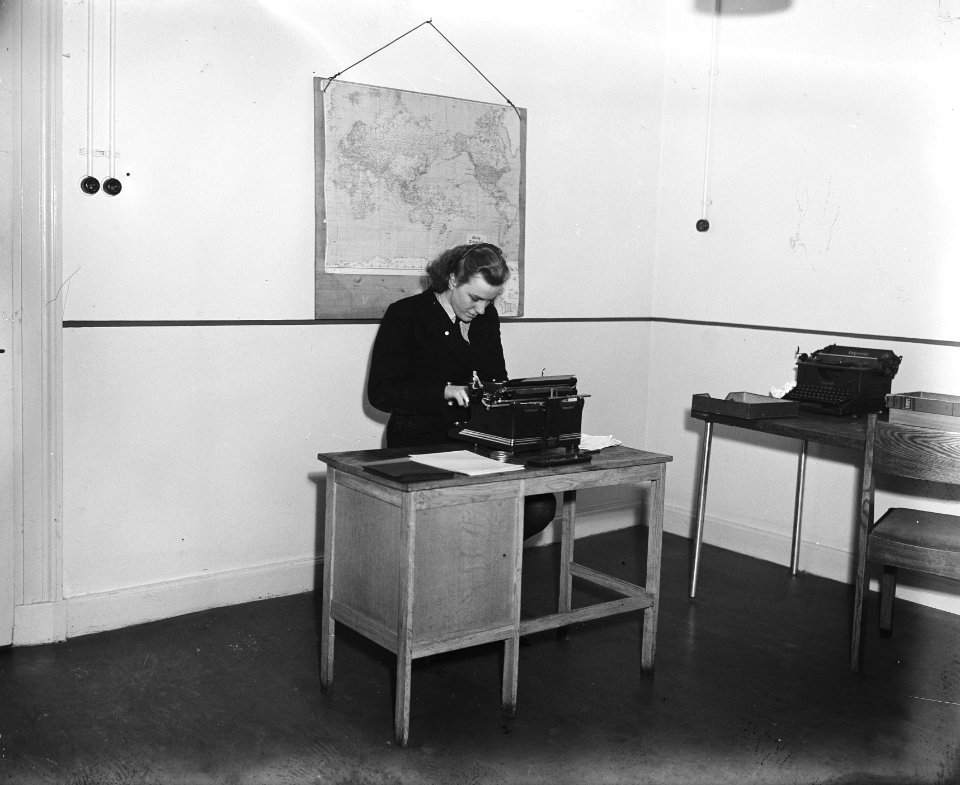 Marva typiste in marine kantoor Lange Voorhout 9 te Den Haag, Bestanddeelnr 902-5677