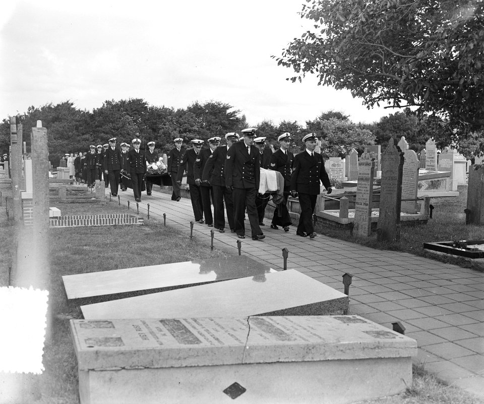 Marvo begrafenis sergeant torpedomaker W. Tamboer Den Helder, Bestanddeelnr 905-9353