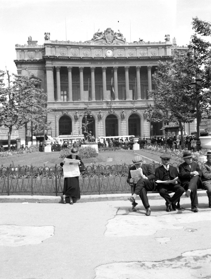 Marseille. Facade van het beursgebouw met op de voorgrond een parkje en bus- en , Bestanddeelnr 254-1829