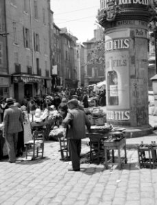 Marseille. Plein waar markt wordt gehouden. Rechts een reclamezuil, Bestanddeelnr 254-1830