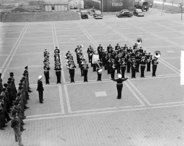 Mars gespeeld door Marinierskapel voor Generaal Majoor R.M. de Bruyne. Van Ghent, Bestanddeelnr 903-4418