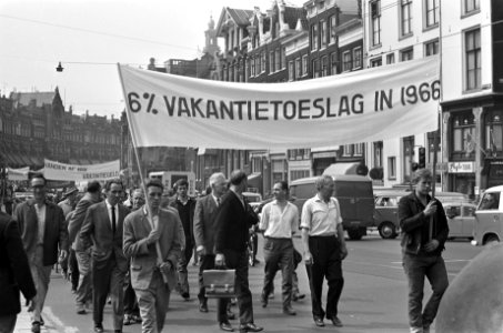 Mars door de stad van circa drieduizend bouwvakkers, bouwvakkers met spandoek, Bestanddeelnr 919-1632