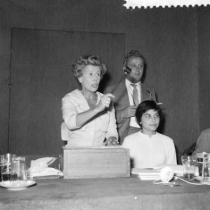Mary Dresselhuys als veilingmeester bij Mak van Waay, Bestanddeelnr 910-6919