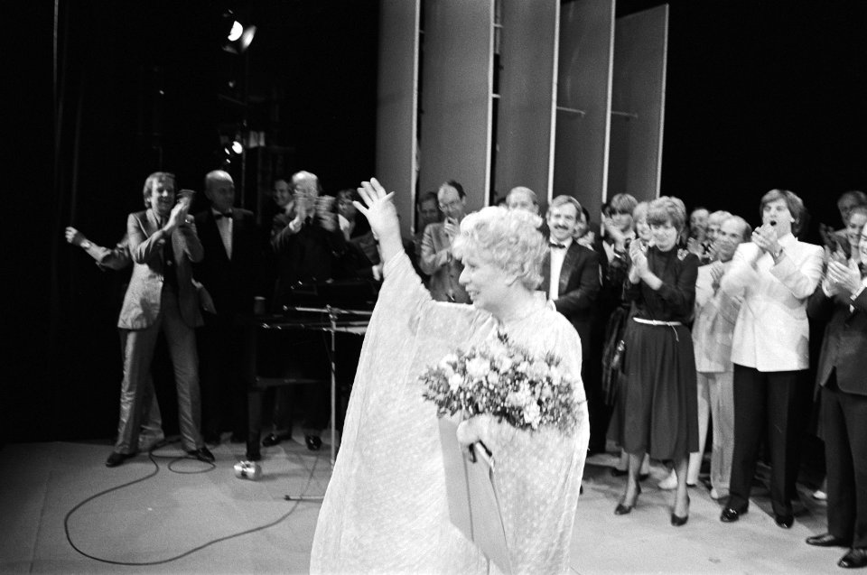 Mary Dresselhuys gehuldigd in cultureel centrum in Aveen Mary Dresselhuys wordt , Bestanddeelnr 931-9278