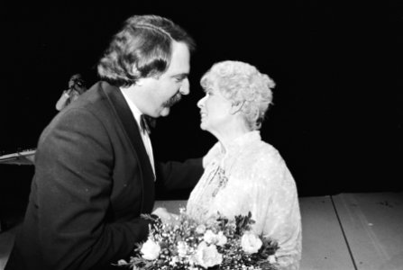 Mary Dresselhuys gehuldigd in cultureel centrum in Aveen Minister Van der Louw f, Bestanddeelnr 931-9276