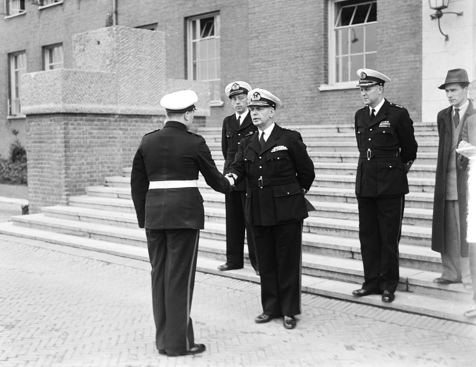 Mars gespeeld door Marinierskapel voor generaal-majoor M.R. de Bruyne, Mariniers, Bestanddeelnr 903-4416