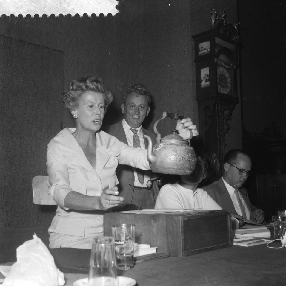 Mary Dresselhuys als veilingmeester bij Mak van Waay, Bestanddeelnr 910-6917