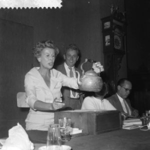 Mary Dresselhuys als veilingmeester bij Mak van Waay, Bestanddeelnr 910-6917