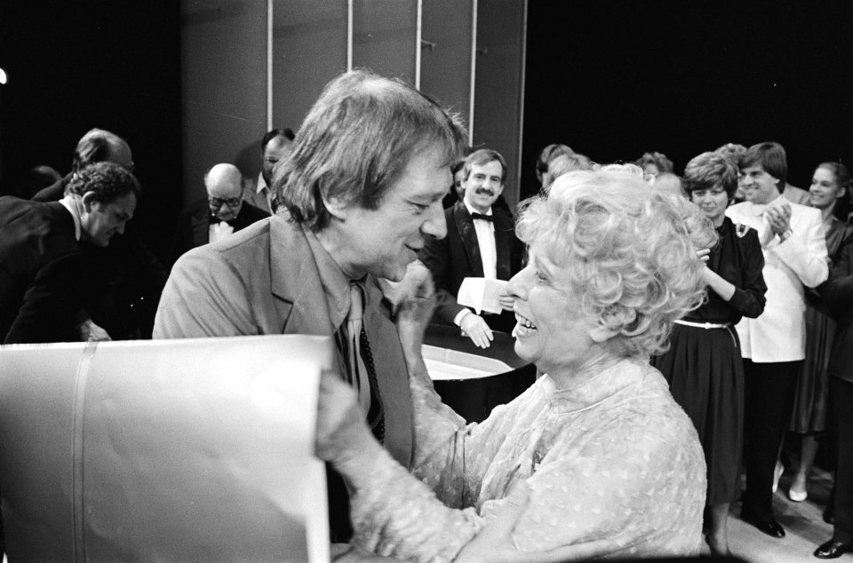 Mary Dresselhuys gehuldigd in cultureel centrum in Amstelveen. Mary Dresselhuys , Bestanddeelnr 931-9277