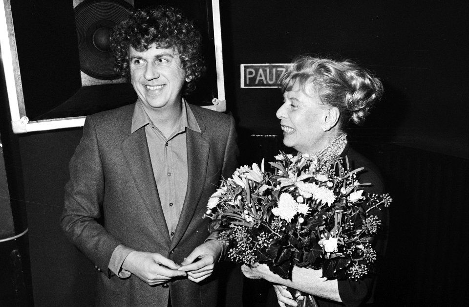 Mary Dresselhuys wordt gefeliciteerd door Seth Gaaikema, Bestanddeelnr 932-4236