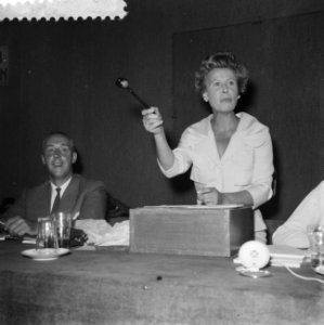 Mary Dresselhuys als veilingmeester bij Mak van Waay, Bestanddeelnr 910-6915