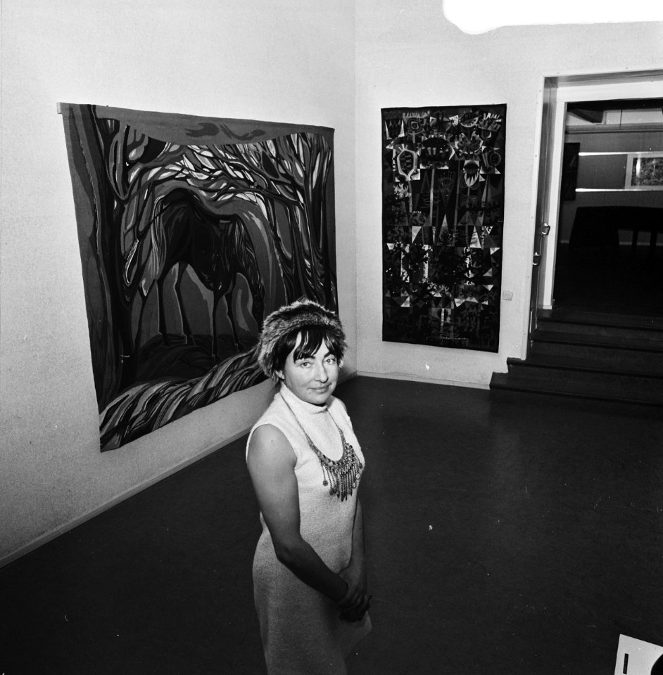 Mary Dambiermont bij haar wandtapijten, Bestanddeelnr 926-8210