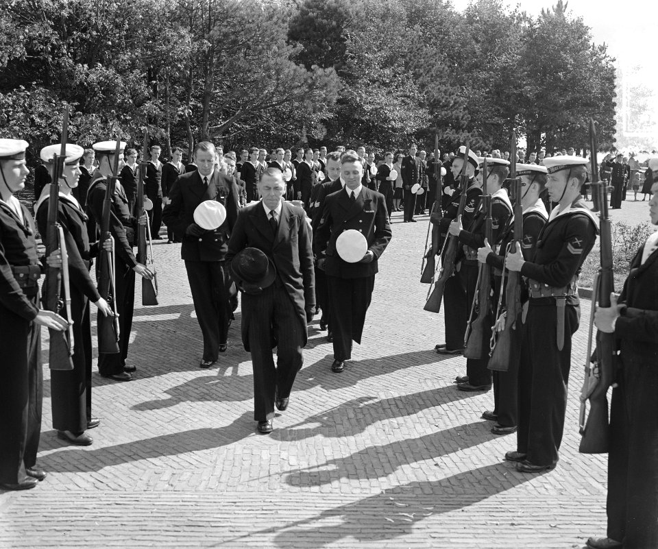 Marvo begrafenis sergeant torpedomaker W. Tamboer Den Helder, Bestanddeelnr 905-9352