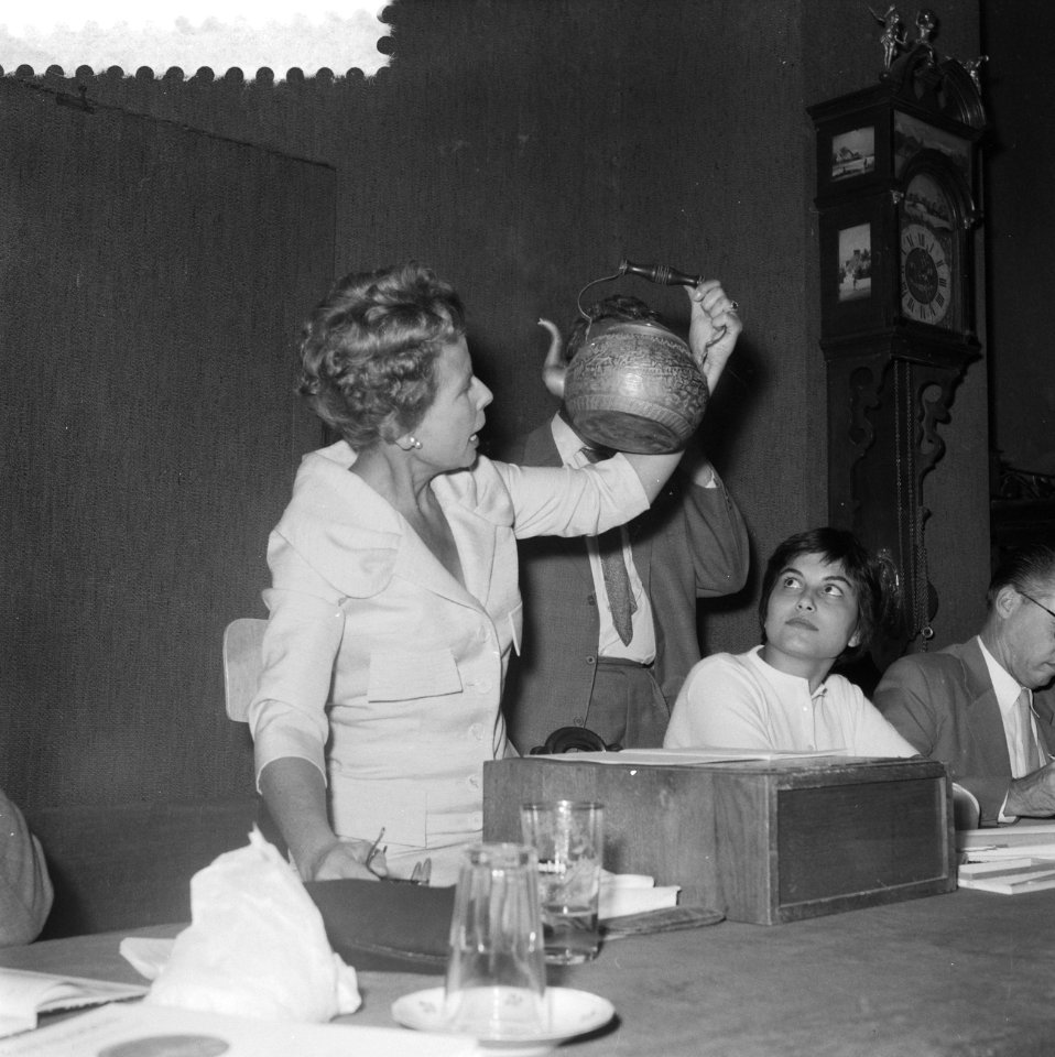 Mary Dresselhuys als veilingmeester bij Mak van Waay, Bestanddeelnr 910-6916