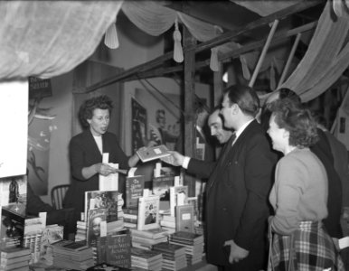 Mary Dresselhuis met illustrator Bijmoer, Bestanddeelnr 903-8410