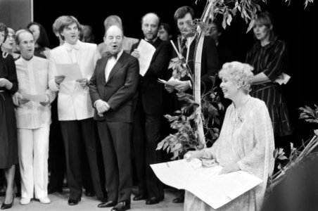 Mary Dresselhuys gehuldigd in cultureel centrum in Aveen Enkele artiesten zingen, Bestanddeelnr 931-9273
