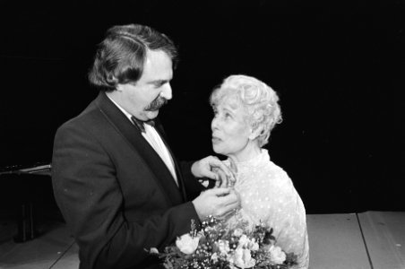 Mary Dresselhuys gehuldigd in cultureel centrum in Aveen Minister Van der Louw s, Bestanddeelnr 931-9272