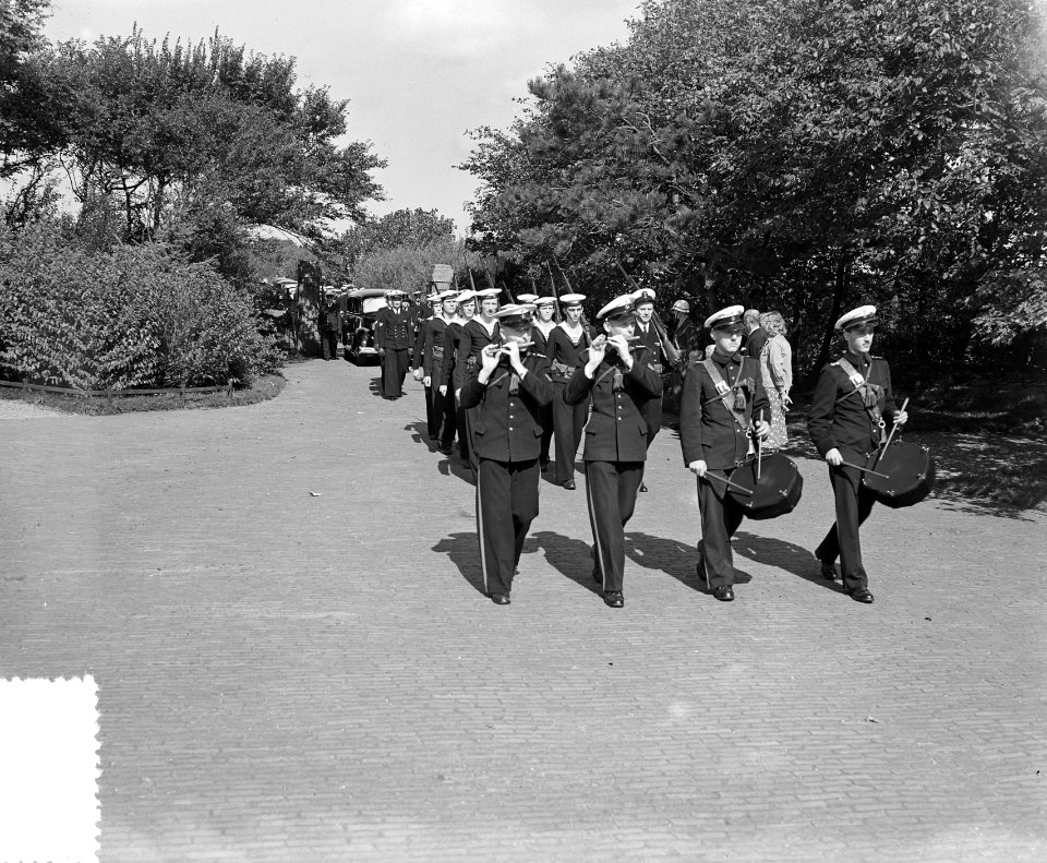 Marvo begrafenis sergeant torpedomaker W. Tamboer Den Helder, Bestanddeelnr 905-9351