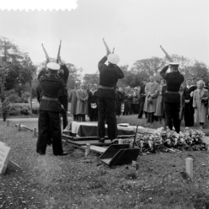 Marvobegrafenis van Bob-Daniel Oomen te Oegstgeest. (geb.30-08-1934). Dhr. Oome…, Bestanddeelnr 908-8558
