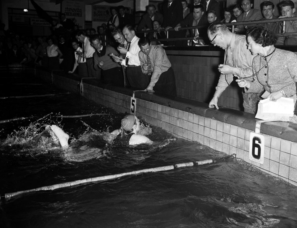 Mary Kok 400 m vrije slag nieuw record 5 min 9,9 sec om Hauser beker, Bestanddeelnr 907-0095