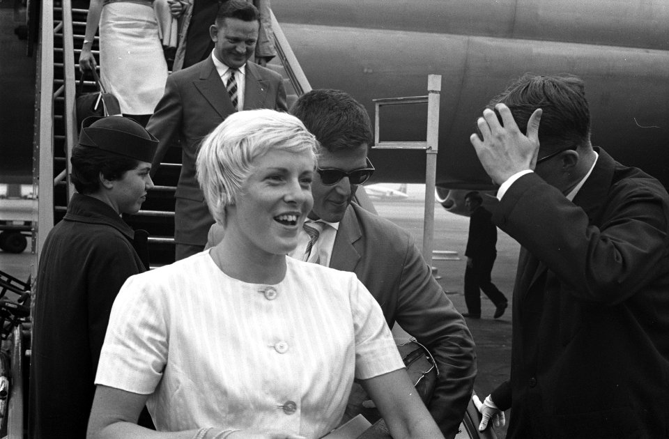Mary Kok en Herman Willemse op Schiphol, Bestanddeelnr 912-8820