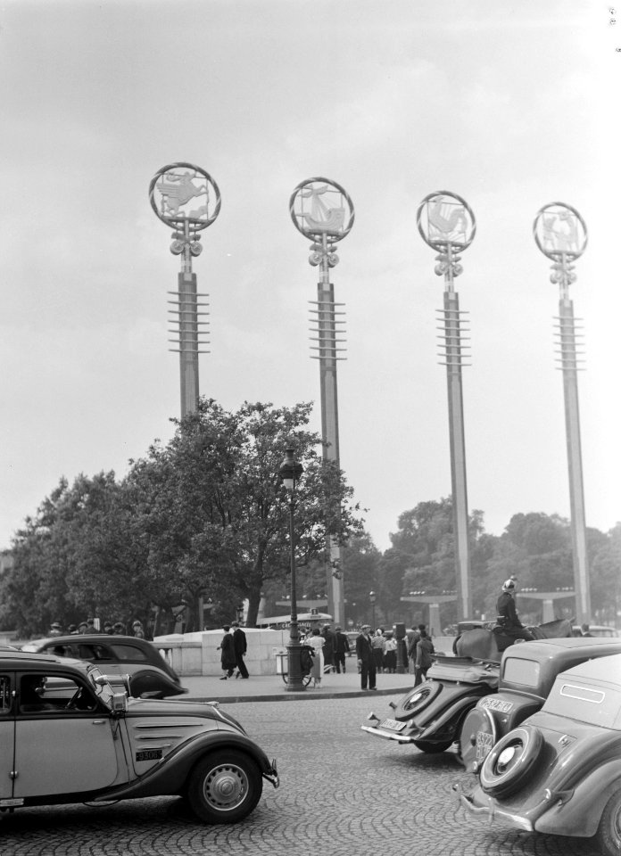 Masten met symbolen bij het Franse paviljoen met autoverkeer, Bestanddeelnr 254-2686