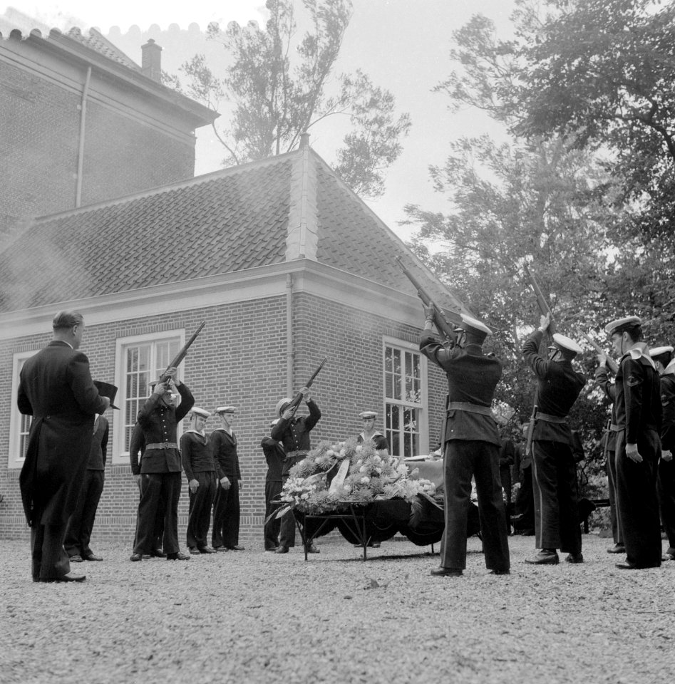 Marvobegrafenis van Bob-Daniel Oomen te Oegstgeest. (geb.30-08-1934). Dhr. Oome…, Bestanddeelnr 908-8554