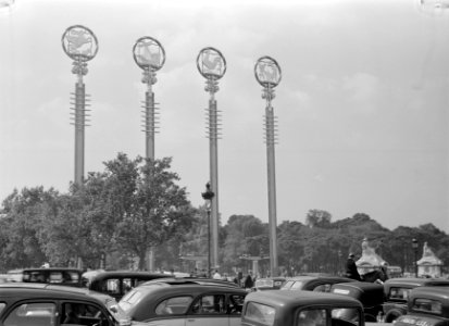 Masten met symbolen bij het Franse paviljoen met autoverkeer, Bestanddeelnr 254-2685
