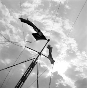 Mast met twee vlaggen van de sleepboot tegen een wolkenlucht bij Rotterdam, Bestanddeelnr 254-0915