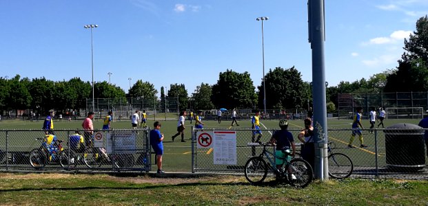 Match de soccer au parc Champdoré à Montréal (Covid-19) photo