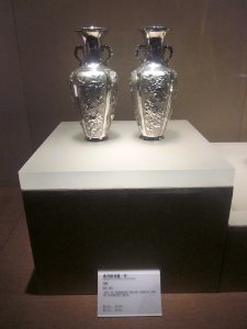 Matching Vases with Flower and Bird Pattern, early Republic of China, Changsha Museum