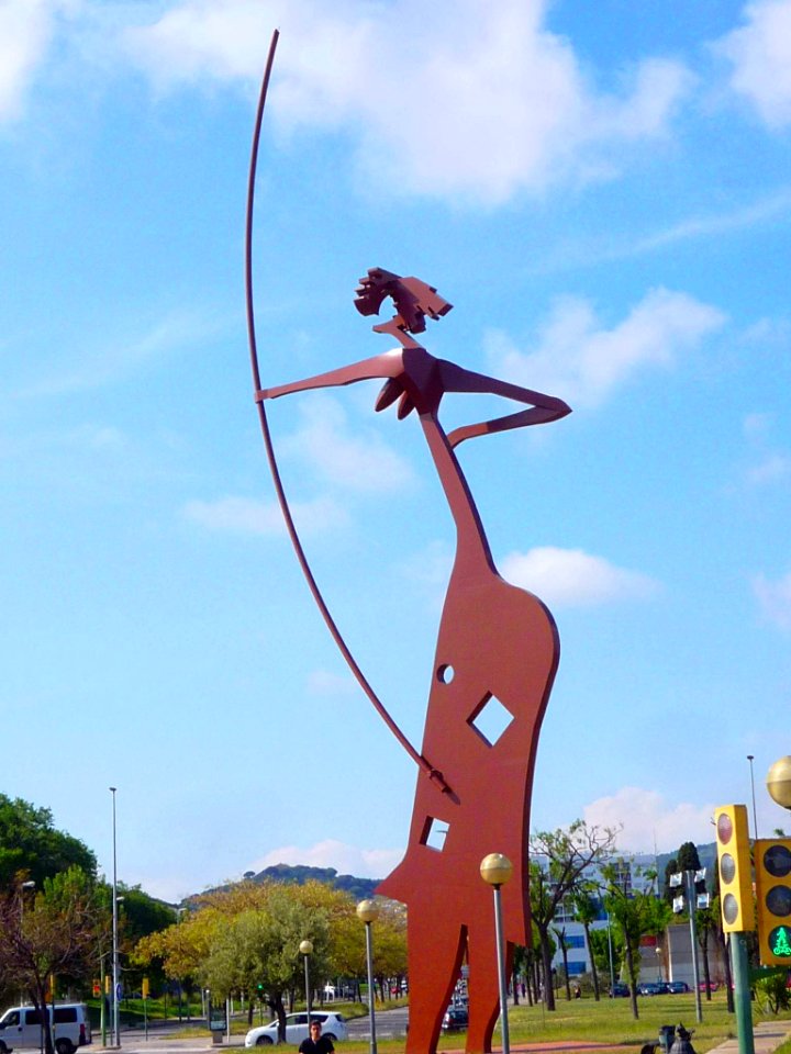 Mataró - Escultura 'Laia l'arquera' 4