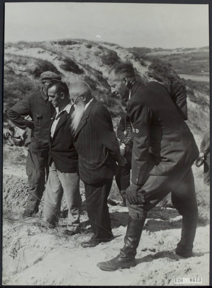 Massagraf te Waalsdorp. Dokter S.P.L. Hulst met zijn staf in de duinen. De arts , Bestanddeelnr 120-0613