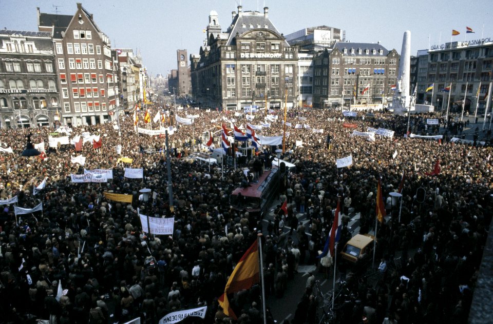 Massale FNV manifestatie op Dam in Amsterdam tegen looningreep ( plusminus 60.00, Bestanddeelnr 253-8168