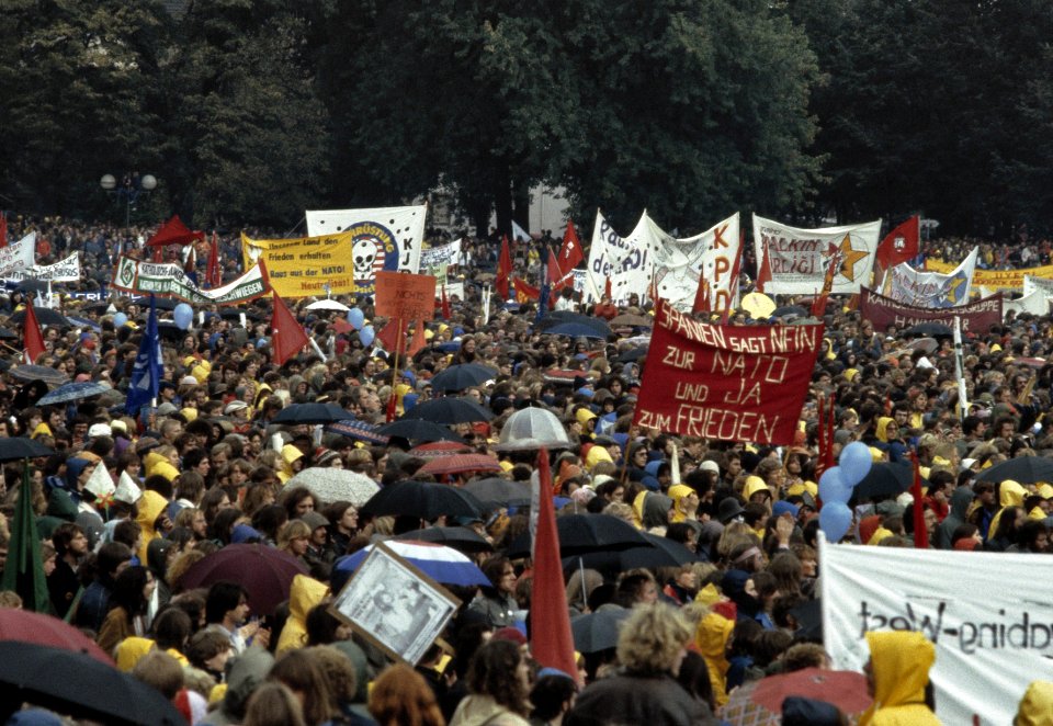 Massale vredesdemonstratie in Bonn tegen de modernisering van kernwapens in West, Bestanddeelnr 253-8610