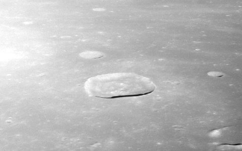 Maskelyne crater AS11-41-6086