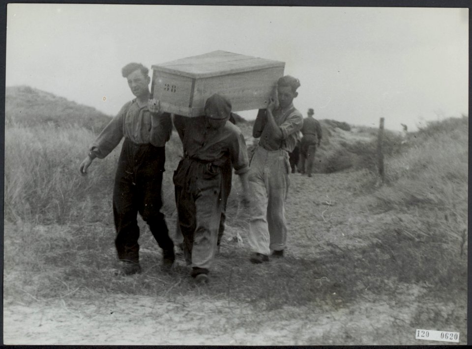 Massagraf te Waalsdorp. Stoffelijk overschot van man wordt weggedragen. Hij was , Bestanddeelnr 120-0620