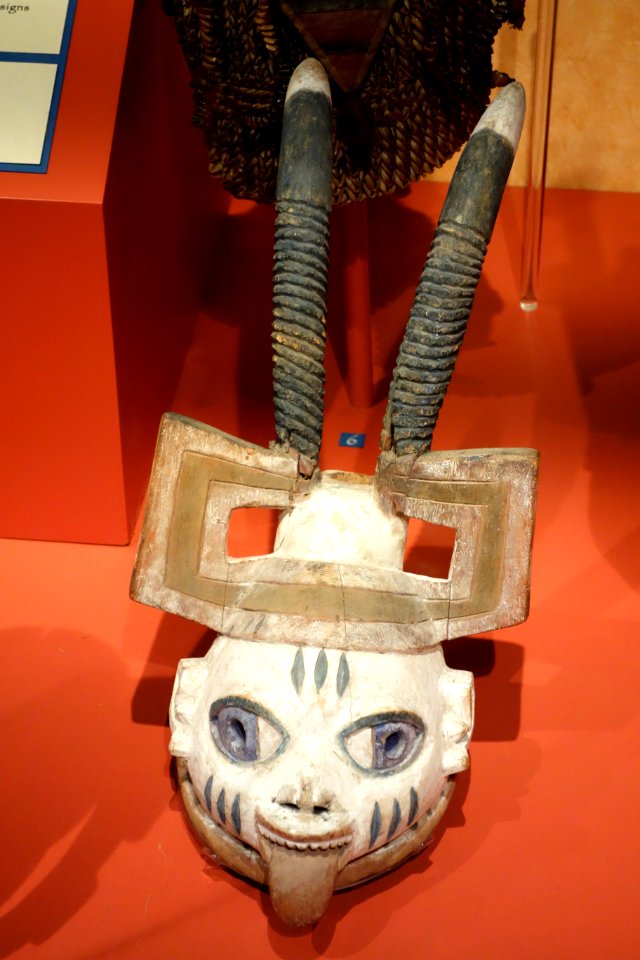 Mask, Yoruba, Gelede - Glenbow Museum - DSC00342