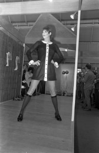 Mary Quant toont haar zomerlaarzen op schoenenbeurs te Utrecht model Diabolo, Bestanddeelnr 922-2258