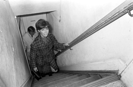 Mary Tyler Moore bezoekt Anne Frankhuis . Mevrouw Tyler Moore betreed trap achte, Bestanddeelnr 920-7569