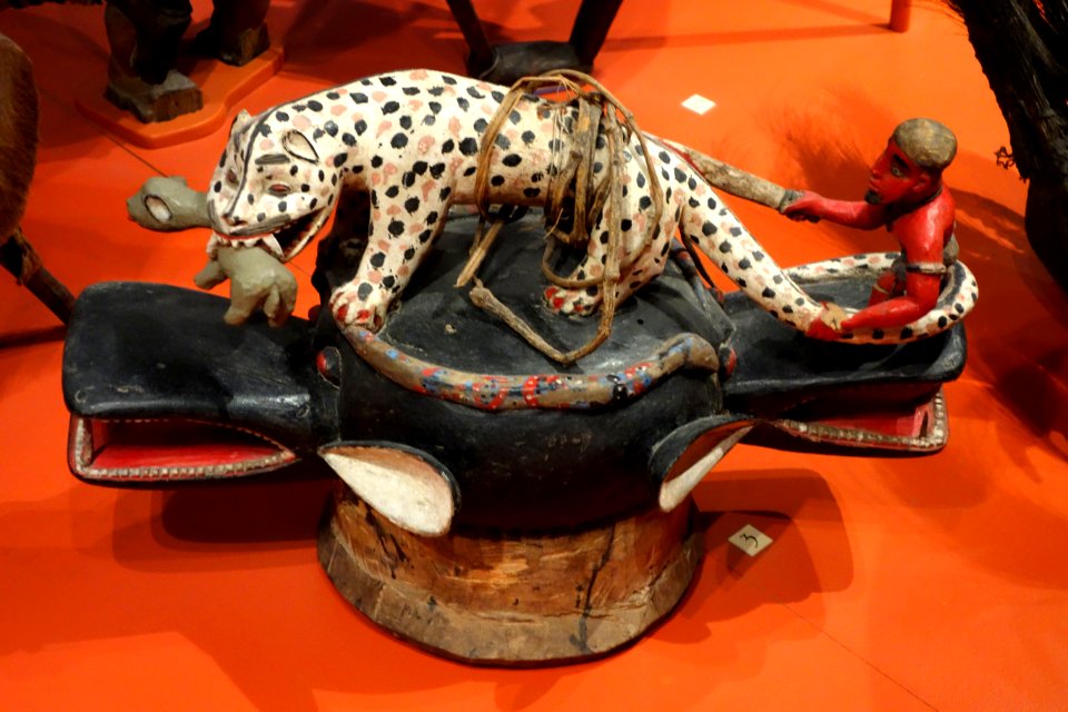 Mask, Akan or Baule - Glenbow Museum - DSC00285