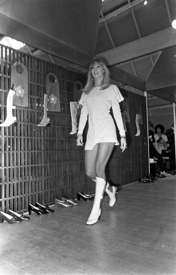 Mary Quant toont haar zomerlaarzen op schoenenbeurs te Utrecht de show, Bestanddeelnr 922-2259