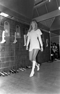 Mary Quant toont haar zomerlaarzen op schoenenbeurs te Utrecht de show, Bestanddeelnr 922-2259