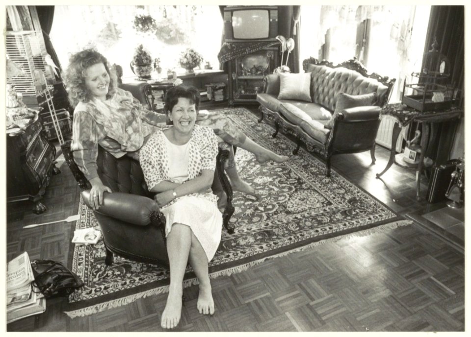 Marie Smidt (rechts) bewoonster van woonwagenkamp Waarderveld. NL-HlmNHA 54031481