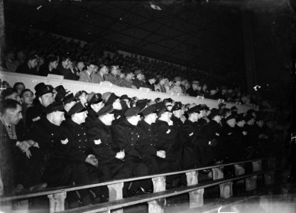 Marinierskapel te Antwerpen. Mariniers op de tribune, Bestanddeelnr 902-4464