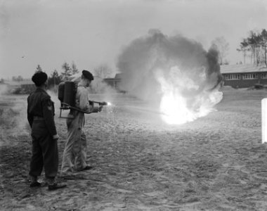 Marinierskamp Doorn oefeningen en vlammenwerpers, Bestanddeelnr 903-7331