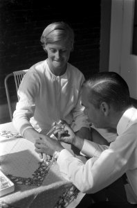 Marijke Jansen krijgt een injectie van de dokter, Bestanddeelnr 921-6012