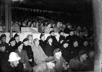 Marinierskapel te Antwerpen. Mariniers op de tribune, Bestanddeelnr 902-4462